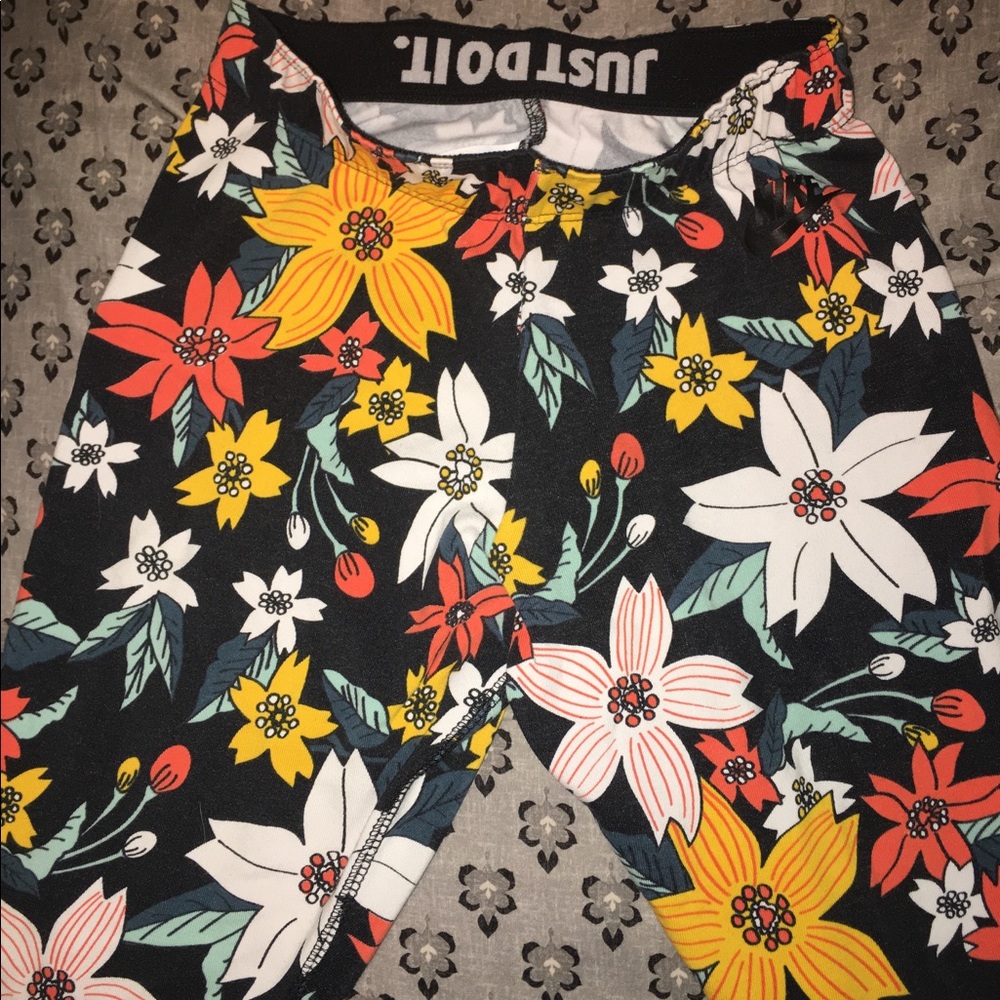 Floral Nike leggings🌸🌺🥀🌼 - Picture 2 of 3